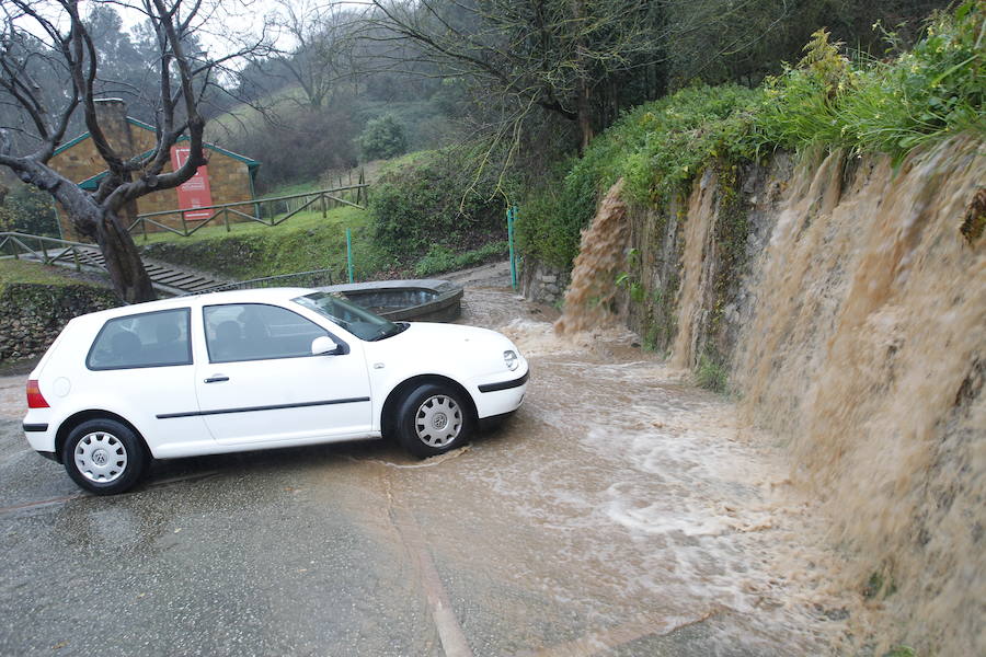 Fotos: La lluvia se ceba con la capital asturiana