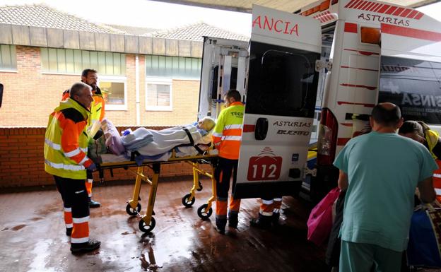 Imagen. Traslado de una de las pacientes evacuadas del hospital de Arriondas, desde el área de Urgencias a donde accedieron los ambulancias por turnos.