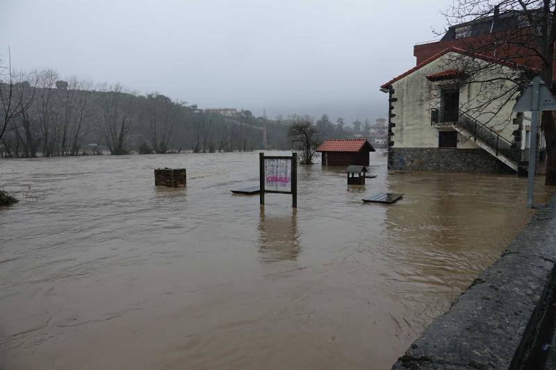 Cuatro muertos, calles anegadas por toda la región, cortes de varias carreteras, centros educativos cerrados y la evacuación preventiva de la central térmica de Lada, entre los múltiples incidentes de las inundaciones.