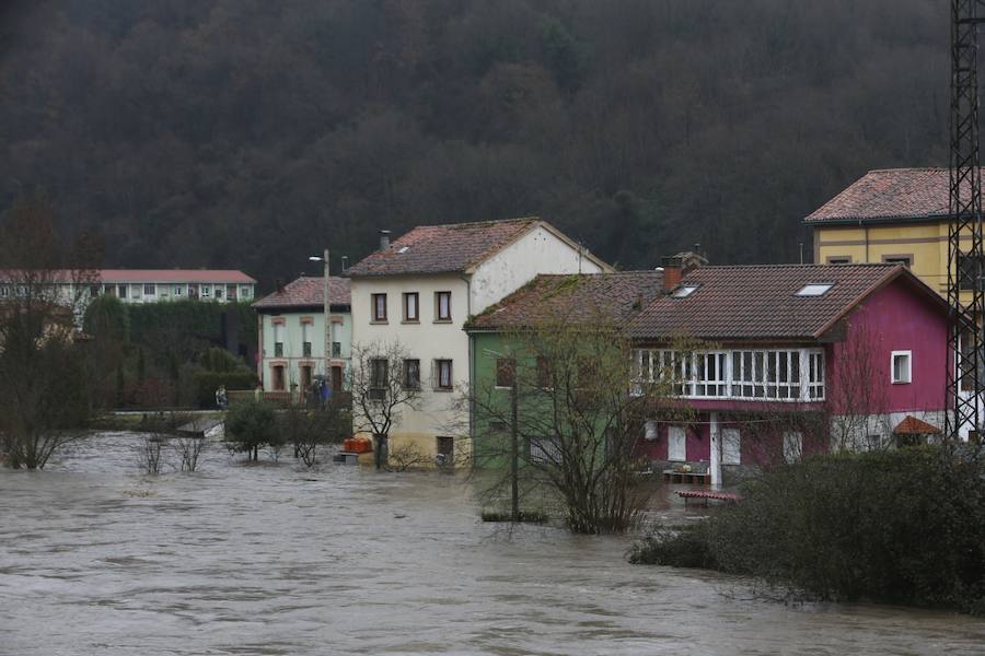 Cuatro muertos, calles anegadas por toda la región, cortes de varias carreteras, centros educativos cerrados y la evacuación preventiva de la central térmica de Lada, entre los múltiples incidentes de las inundaciones.