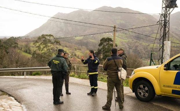 Los bomberos retoman la búsqueda de un hombre desaparecido en Pena (Tineo)