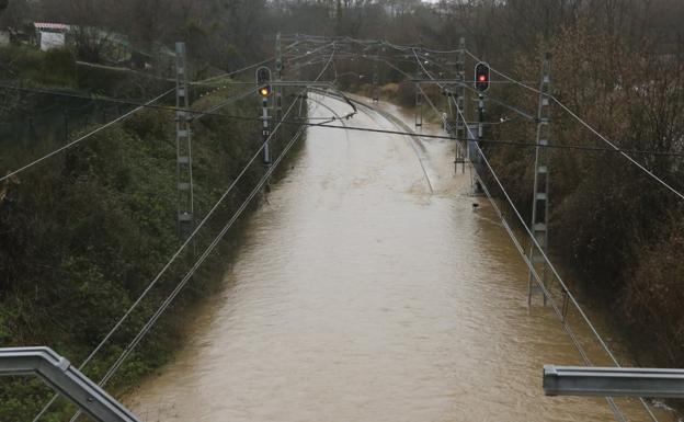 Imagen. El tendido ferroviario, completamente inutilizado por el agua en las proximidades de Siero.