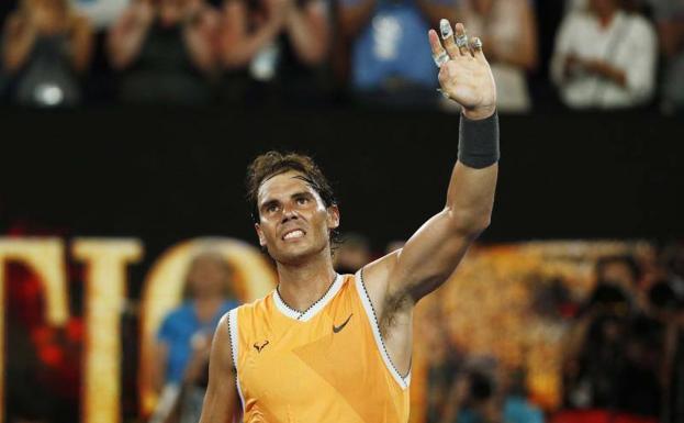 Rafa Nadal celebra su victoria contra el griego Stefanos Tsitsipas.