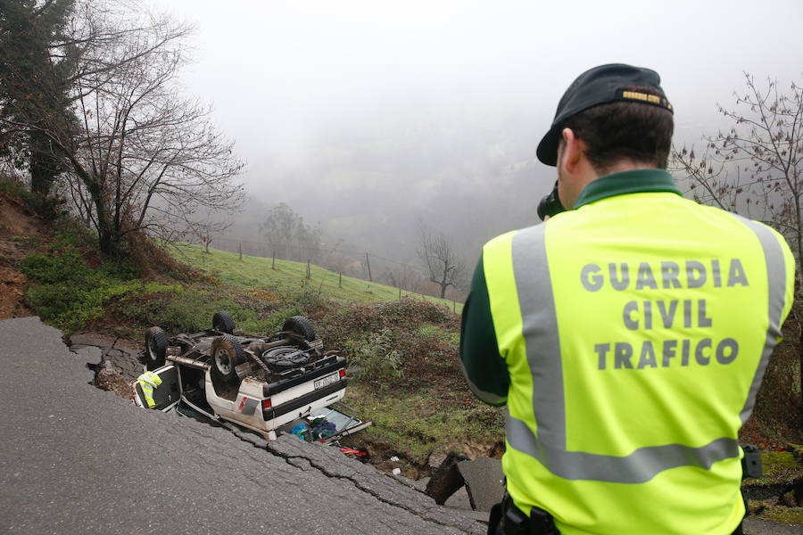 El temporal en Asturias provocó un desprendimiento que alcanzó a un vehículo y se saldó con una muerte y dos personas heridas.