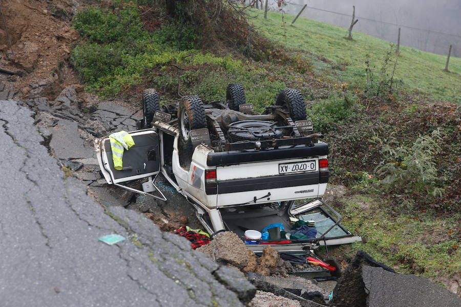 El temporal en Asturias provocó un desprendimiento que alcanzó a un vehículo y se saldó con una muerte y dos personas heridas.