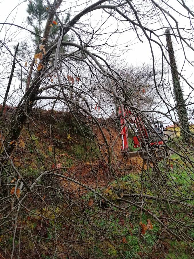 Las intensas lluvias que han caído en las últimas horas en la región desbordó el río Naviego y obligó a cerrar el paseo del Vino