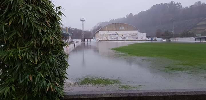 Las intensas lluvias que han caído en las últimas horas en la región desbordó el río Naviego y obligó a cerrar el paseo del Vino