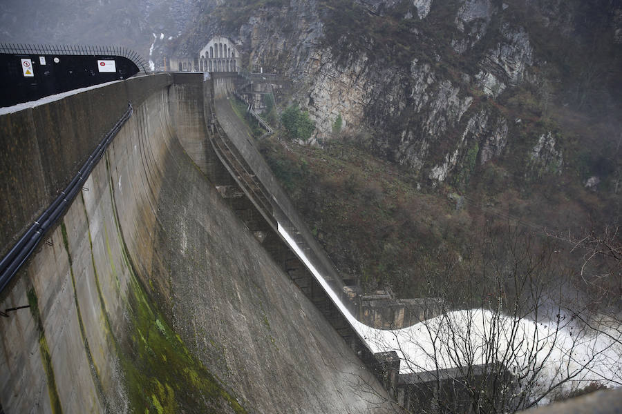 La crecida del río paralizó la central térmica de Lada y mantiene a una gran preocupación entre los vecinos de las Cuencas.