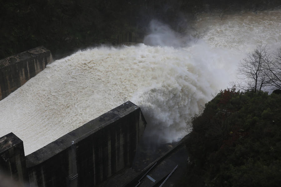 La crecida del río paralizó la central térmica de Lada y mantiene a una gran preocupación entre los vecinos de las Cuencas.