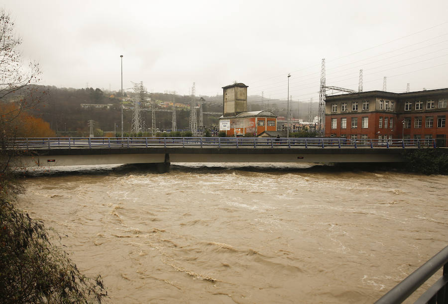 La crecida del río paralizó la central térmica de Lada y mantiene a una gran preocupación entre los vecinos de las Cuencas.