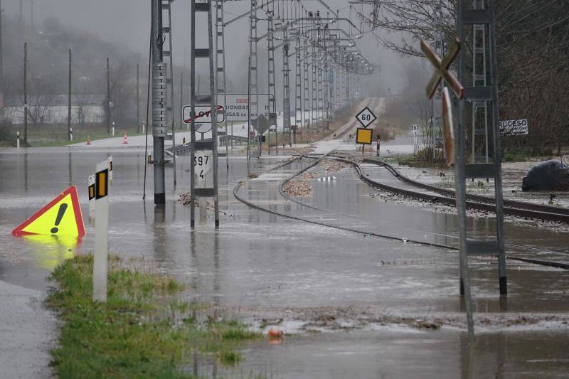 El Sella, desbordado en diferentes puntos, ha obligado a cortar al tráfico la carretera nacional 634 desde la localidad riosellana de Llovio hasta la capital parraguesa