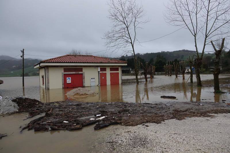 El Sella, desbordado en diferentes puntos, ha obligado a cortar al tráfico la carretera nacional 634 desde la localidad riosellana de Llovio hasta la capital parraguesa