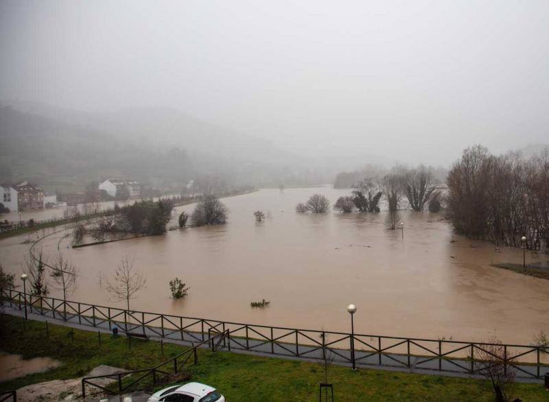 El Sella, desbordado en diferentes puntos, ha obligado a cortar al tráfico la carretera nacional 634 desde la localidad riosellana de Llovio hasta la capital parraguesa