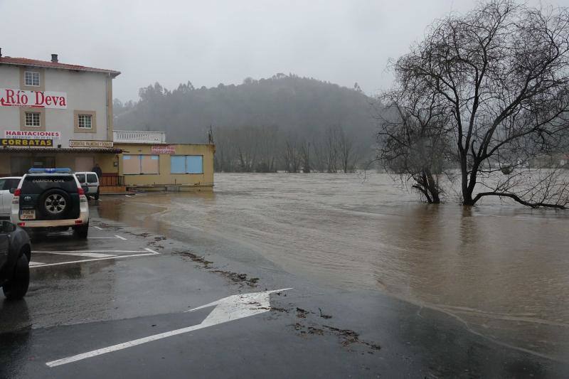 El Sella, desbordado en diferentes puntos, ha obligado a cortar al tráfico la carretera nacional 634 desde la localidad riosellana de Llovio hasta la capital parraguesa