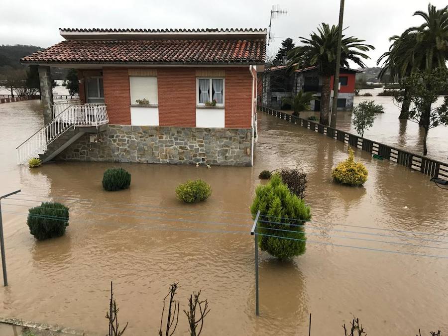 El Sella, desbordado en diferentes puntos, ha obligado a cortar al tráfico la carretera nacional 634 desde la localidad riosellana de Llovio hasta la capital parraguesa