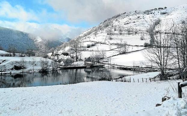 El pueblo de Valle del Lago, cubierto de nieve.