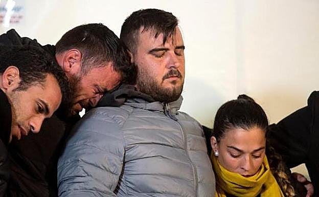 osé Roselló y Vicky García, padres de Julen, durante la vigilia de esta noche. 