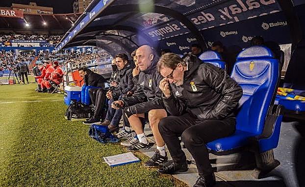 Anquela, pensativo, junto a su segundo, Juanjo Carretero, en el banquillo de La Romareda. 