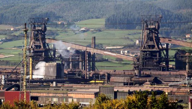 Los dos hornos altos que ArcelorMittal tiene en su planta de Gijón. 