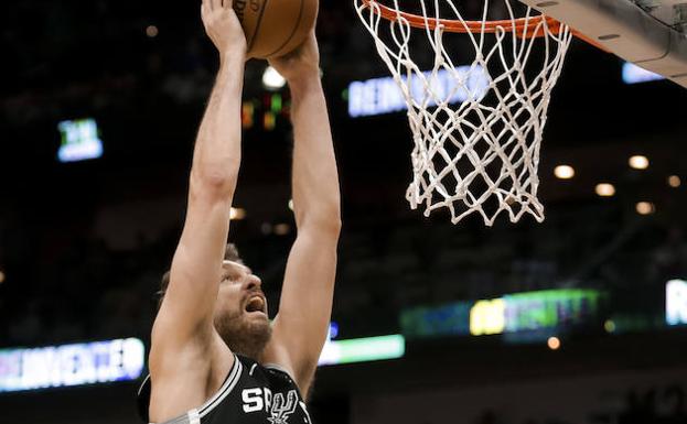 Pau Gasol machaca la canasta. 