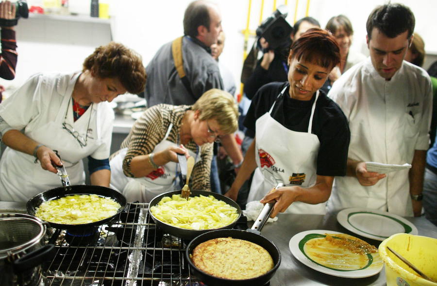 Cocineros preparan tortilla española. 