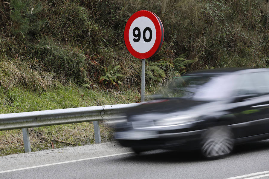 La DGT reforzará los controles de velocidad en las vías convencionales con más radares, helicópteros y drones