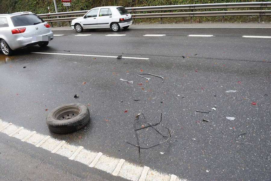 Varios vehículos se han visto implicados en un accidente registrado en las inmediaciones de los túneles de La Bolgachina, en la ronda exterior de Oviedo, en dirección León. La lluvia parece ser la causa de esta colisión. 