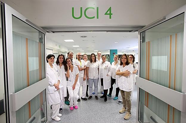 Parte del equipo de la UCI del complejo hospitalario, con la doctora Escudero a la derecha. 