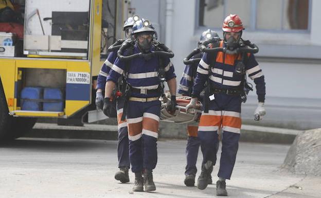 Entrenamiento de los componentes del equipo de seguridad del Pozo San Luis de La Nueva, hoy cerrado, en marzo de 2016. Se trataba de un simulacro de incendio e iban ya equipados con los más modernos dispositivos de respiración autónoma. Se trata de dos modelos que se usan hoy, los llamados 'MSA Airelite', de fabricación americana, y los 'Dräger'.