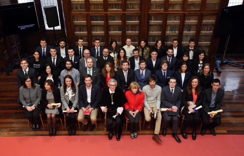 La presidenta del Consejo de Estado, María Teresa Fernández de la Vega, ha pronunciado la conferencia magistral de la festividad de Santo Tomás de Aquino en la Universidad de Oviedo. La también expresidenta del Gobierno de España defendió el carácter público de la institución académica y urgió medidas que ayuden a revertir los perniciosos efectos de los «recortes brutales».