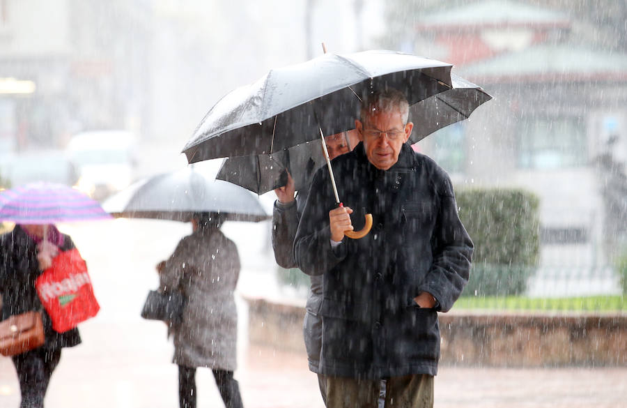 El Principado está en alerta naranja y el Gobierno regional pide a los ciudadanos que extremen la precaución ante posibles peligros por las fuertes precipitaciones y las rachas de viento que superan los 120 kilómetros por hora. 