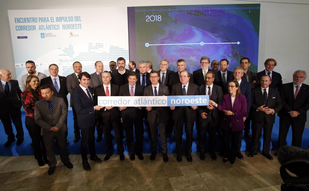 Javier Fernández, Feijóo y Juan Vicente Herrera, en el centro, con empresarios y agentes sociales de las tres comunidades que reclaman el eje del Noroeste. 