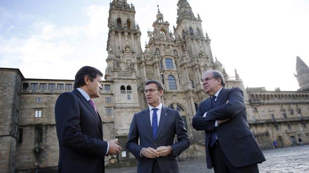 Fernández, Núñez Feijóo y Herrera, en la plaza del Obradoiro. :: EFE