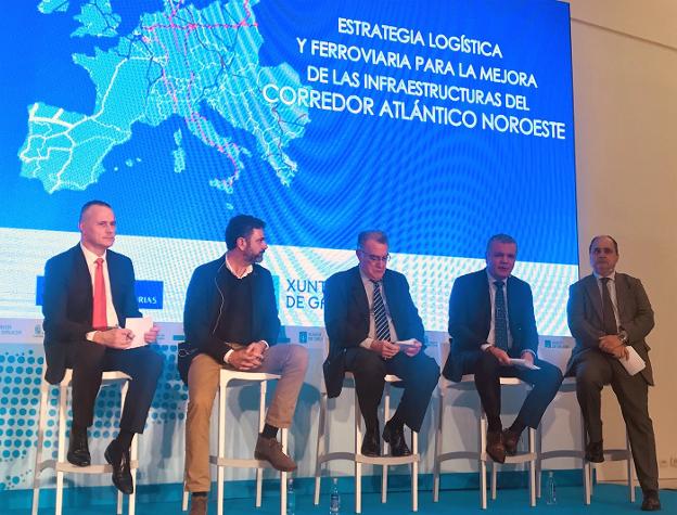 Jorge Cebreiros, Ramón Sarmiento, Alfredo García, Belarmino Feito e Ignacio Santos, durante el coloquio sobre la importancia del Corredor del Atlántico Noroeste. 