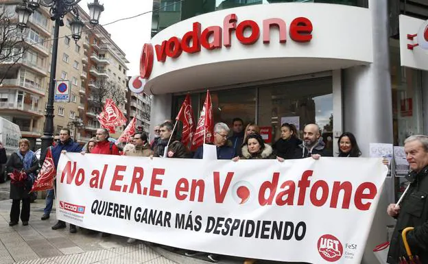 Concentración de los trabajadores de Vodafone e Oviedo. 