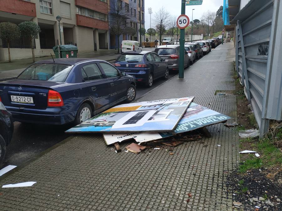 La ventosa jornada ha dejado papeleras y carteles caídos y un carretera cortada por un árbol en Naveces