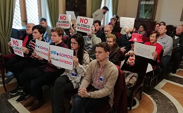 Protestas durante el Pleno de Oviedo.