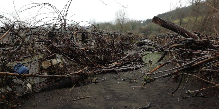 Las fuertes lluvias dejaron los cultivos cubiertos de fango y restos de plásticos y la maquinaria inservible