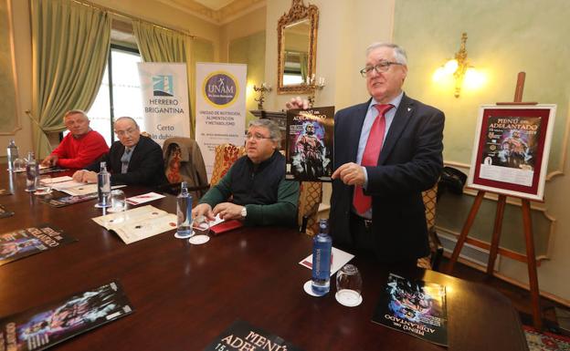 Sabino González, presidente de la Confradía del Colesterol Bueno, muestra el folleto con el menú. Juntao a él, Román Antonio Álvarez, Jesús Bernardo y José Manuel García. 