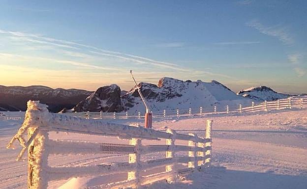 La nieve cubrió las pistas en Pajares. :
