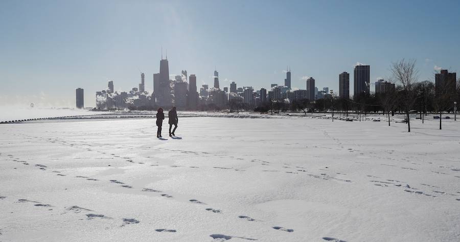 Las temperaturas extremas dejan ocho muertos en los estados de Illinois, Wisconsin, Iowa y Nebraska, y varios casos de congelamiento. En algunos casos han desplomado los termómetros hasta los 40 grados bajo cero, por lo que las autoridades han instado a la ciudadanía a extremar la precaución.