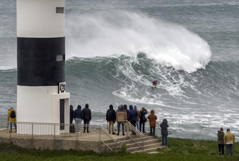 Una veintena de los mejores surfistas de olas grandes del mundo se dieron cita este miércoles en Ribadeo (Lugo) para cabalgar O Panchorro, la ola de más diez metros que se forma en las inmediaciones de Illa Pancha, en la primera edición del LipChain Illa Pancha Challenge 2019. El espectáculo congregó a numeroso público y suscitó una gran expectación internacional al retransmitirse en directo por internet durante siete horas. La victoria de este campeonato fue para los surfistas brasileños 'Chumbo' y Cosenza. 