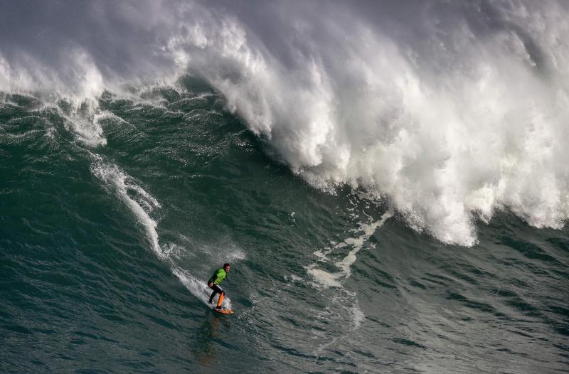 Una veintena de los mejores surfistas de olas grandes del mundo se dieron cita este miércoles en Ribadeo (Lugo) para cabalgar O Panchorro, la ola de más diez metros que se forma en las inmediaciones de Illa Pancha, en la primera edición del LipChain Illa Pancha Challenge 2019. El espectáculo congregó a numeroso público y suscitó una gran expectación internacional al retransmitirse en directo por internet durante siete horas. La victoria de este campeonato fue para los surfistas brasileños 'Chumbo' y Cosenza. 