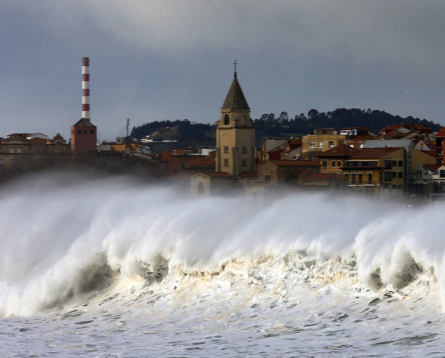 El temporal llega con frío, viento y nieve que han puesto a la región en aviso naranja por nevadas y fenómenos costeros.