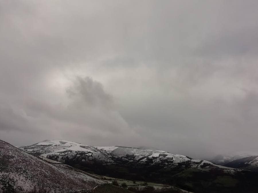 El temporal llega con frío, viento y nieve que han puesto a la región en aviso naranja por nevadas y fenómenos costeros.