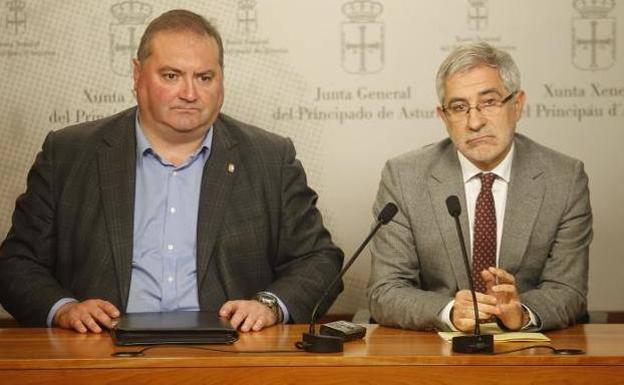 El coordinador general de IU de Asturias, Ramón Argüelles, con Gaspar Llamazares