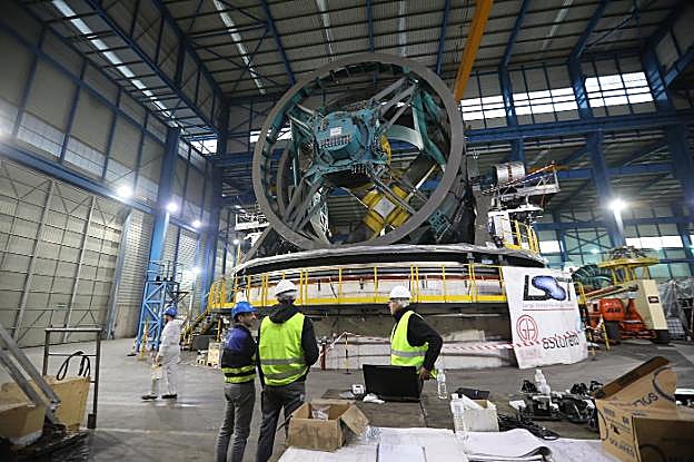 El supertelescopio que se construye en las instalaciones de Asturfeito, en proceso de desmontaje. 