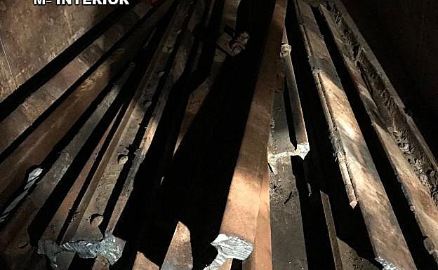 Vías de tren sustraídas en Serín, tras cortarlas con soplete, y recuperadas por la Guardia Civil. 