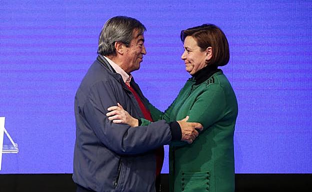 Francisco Álvarez Cascos y Carmen Moryón se saludan en el acto celebrado en el Auditorio Príncipe Felipe de Oviedo. 