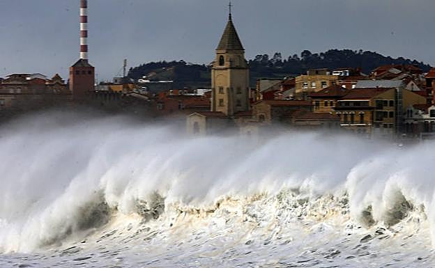 Imagen. La borrasca 'Helena' se hace notar desde la montaña hasta el litoral asturiano